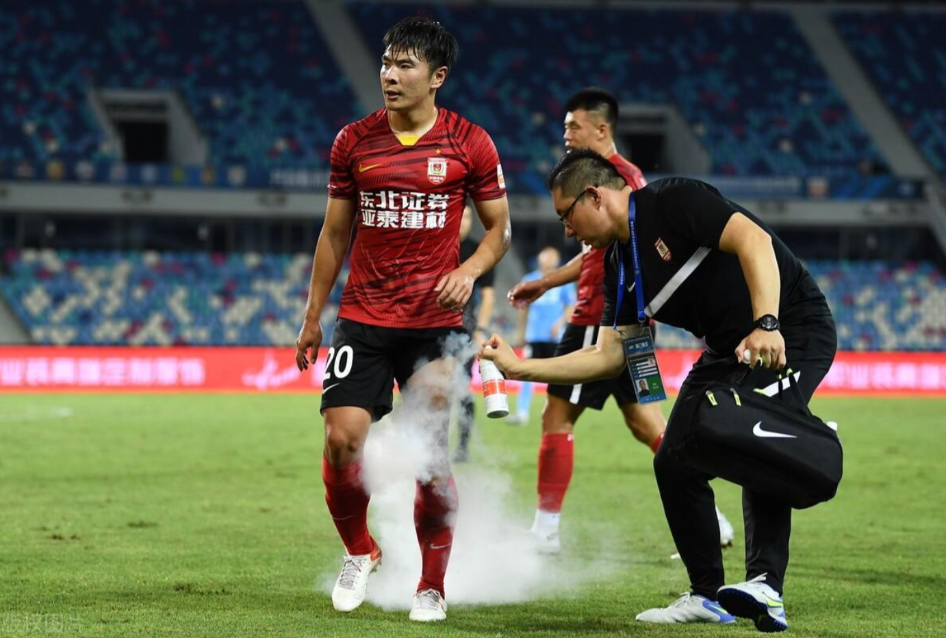 芝加哥公牛迎荷甲关键赛，转会期造点机会，球迷炸锅，轮换策略成焦点的简单介绍